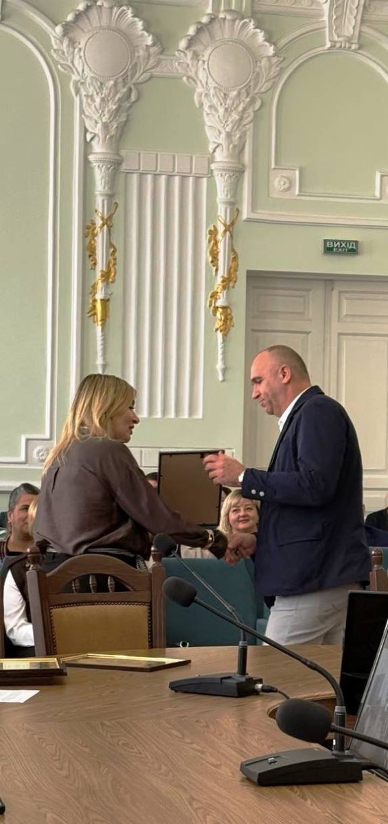 Відзнака за професійну працю та внесок у розвиток освіти